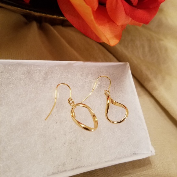 *FREE Trinket Tray + Dainty Gold earrings - Picture 4 of 5